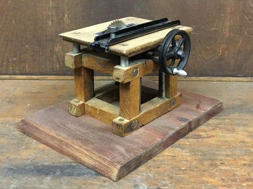 Kreissäge mit echtsägeblatt - kreissäge,